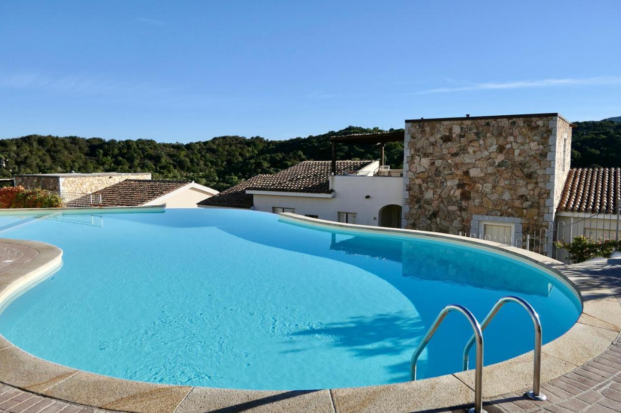 Residence Con Piscina A 4 Km Da Baja Sardinia Cala Bitta Kültér fotó