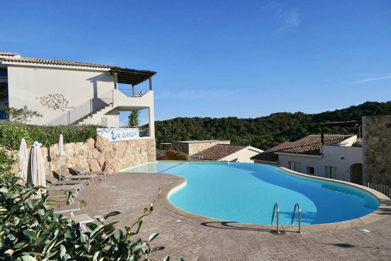 Residence Con Piscina A 4 Km Da Baja Sardinia Cala Bitta Kültér fotó