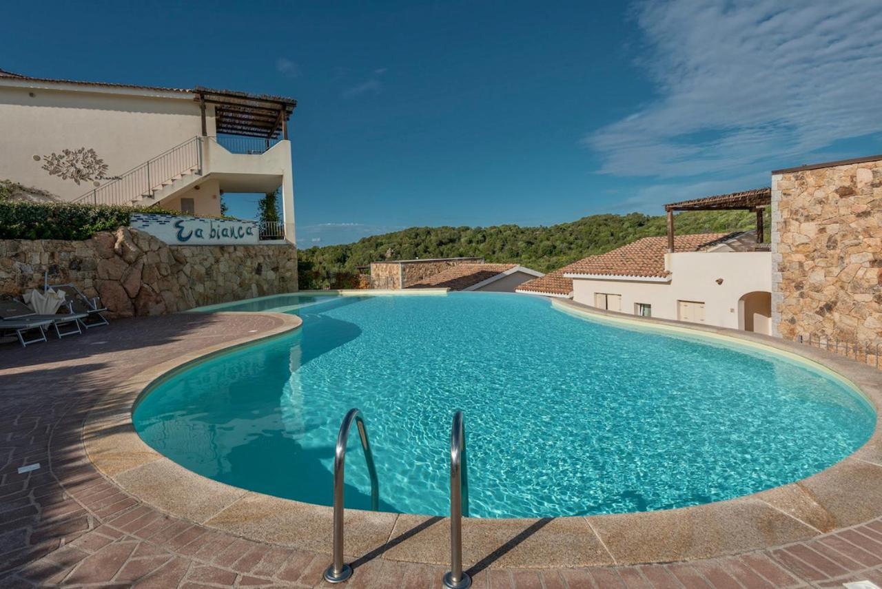 Residence Con Piscina A 4 Km Da Baja Sardinia Cala Bitta Kültér fotó